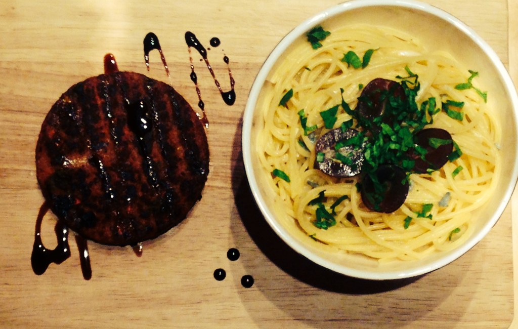 spaghetti al gorgonzola con hamburger di verdure